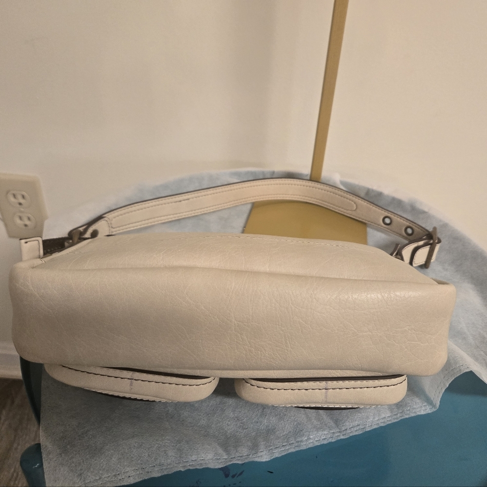 Elegant White Vegan Leather Shoulder Bag Brand is BILLIE VEROMCA - Picture 6 of 11